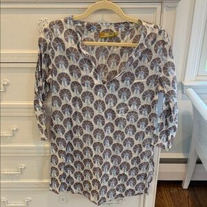 Patterned Lightweight Tunic Top in White, Taupe & Light Blue. Rock flower paper